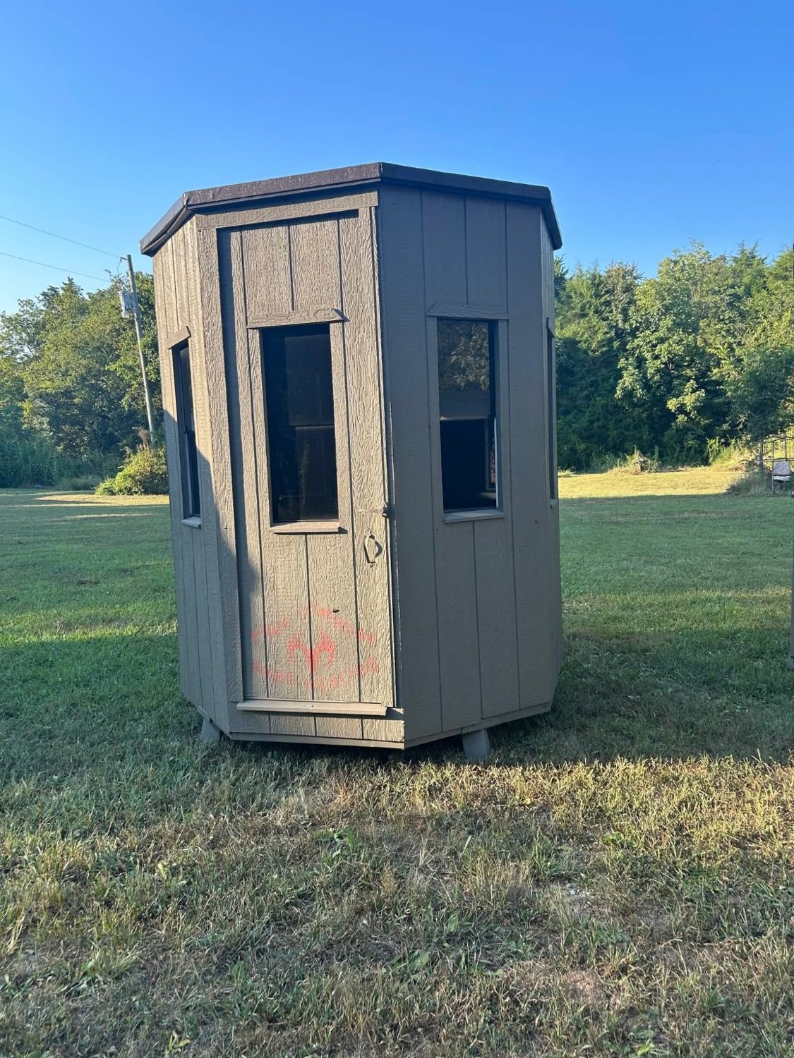 Solid-color shooting house